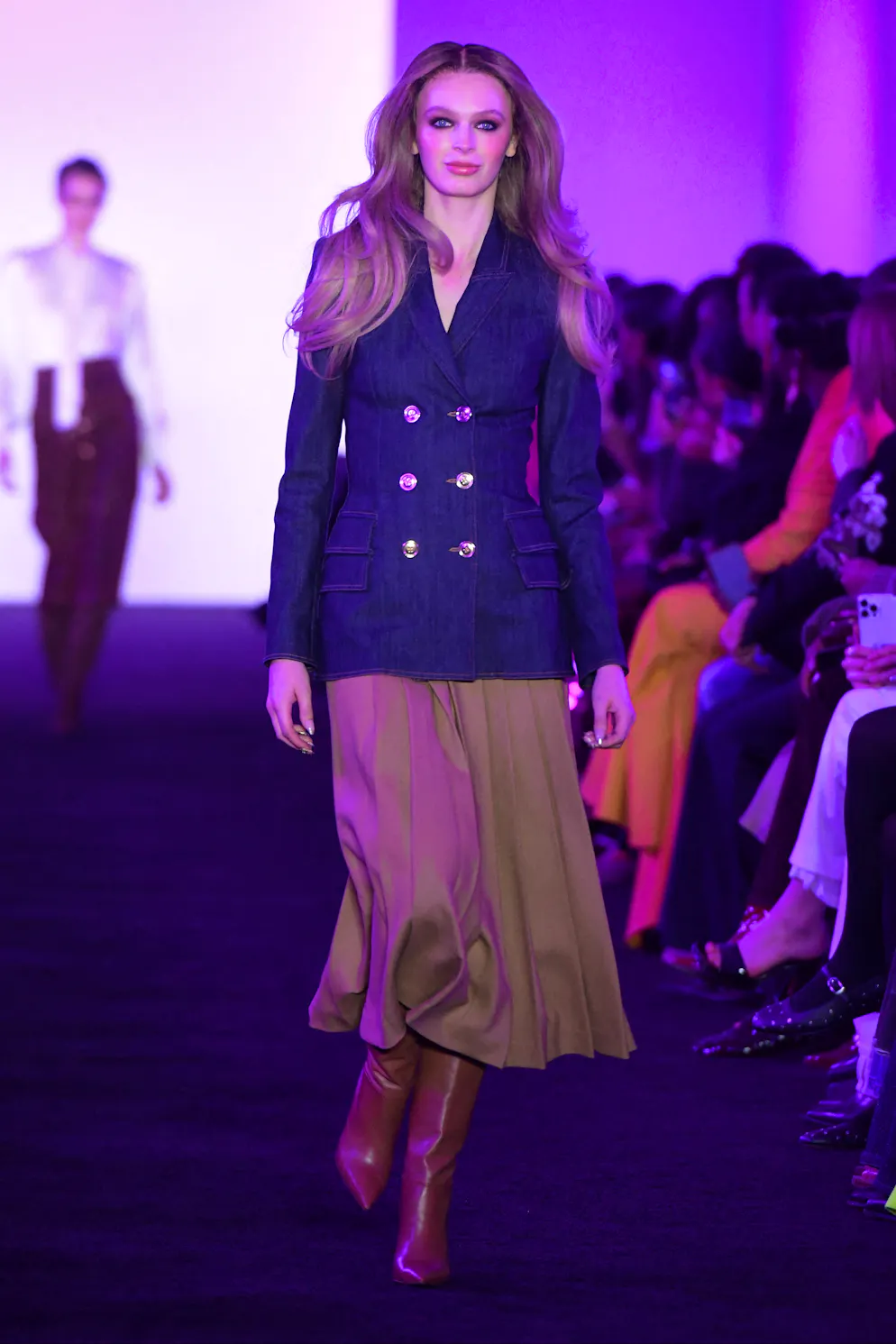 New York Fashion Week: Büro-inspirierter Style. Rock und Stiefel machen sich ebenfalls gut zum Blazer, wie Sergio Hudson bei seiner Herbst-/Winterkollektion beweist. 