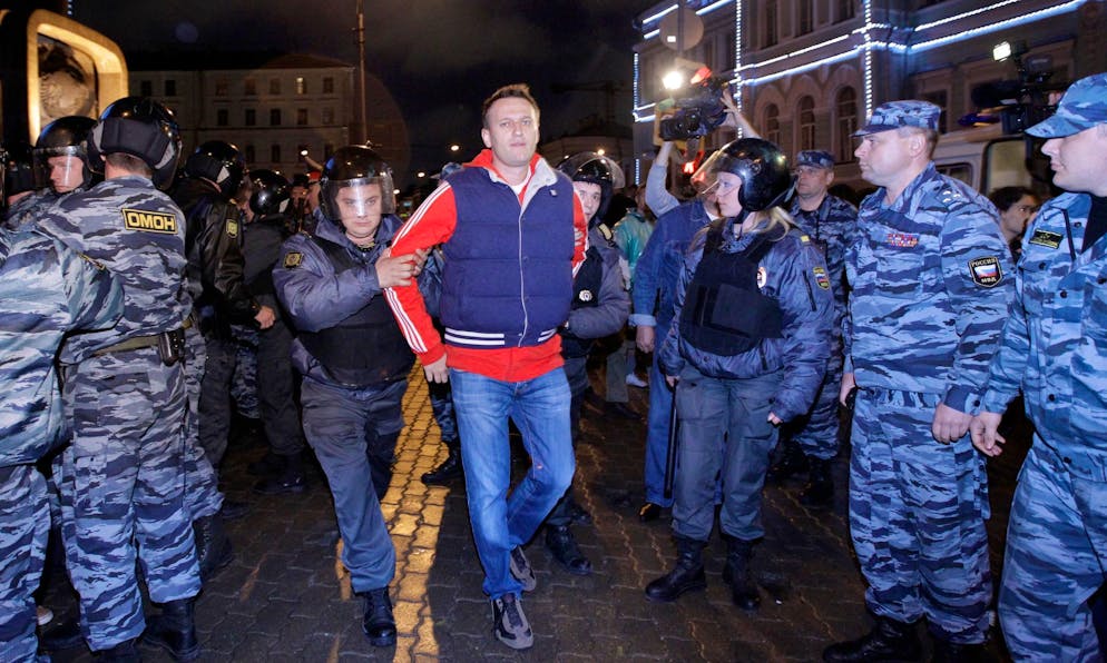 Die Polizei verhaftet Alexej Nawalny einen Tag nach Putins Amtseinführung im Jahr 2012. Nach dem Tod des Kreml-Kritikers setzt sein Team seine Arbeit fort.