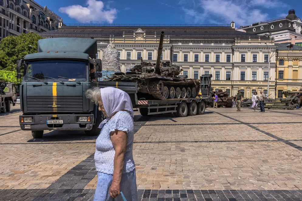 Une femme âgée passe devant un char russe détruit lors de combats avec l'armée ukrainienne, placé sur une remorque de camion sur la place Mykhailivskyi, lors de la Journée de l'État ukrainien, à Kiev, en Ukraine, le 28 juillet 2022. (image d'illustration)