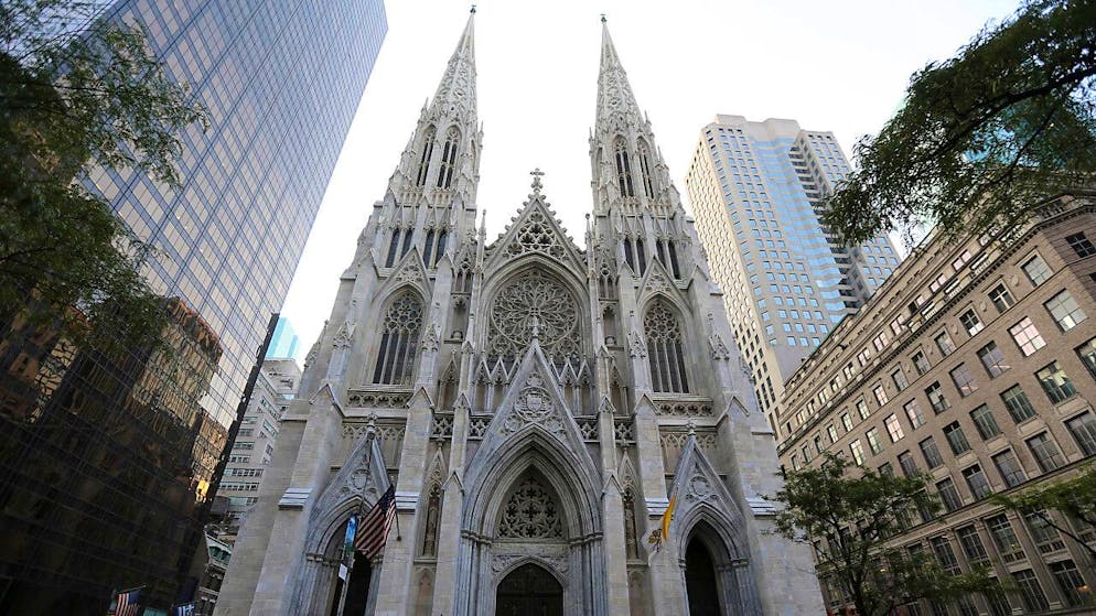 A New York i cattolici più tradizionalisti non hanno gradito i funerali di una transessuale celebrati alla cattedrale di St. Patrick.