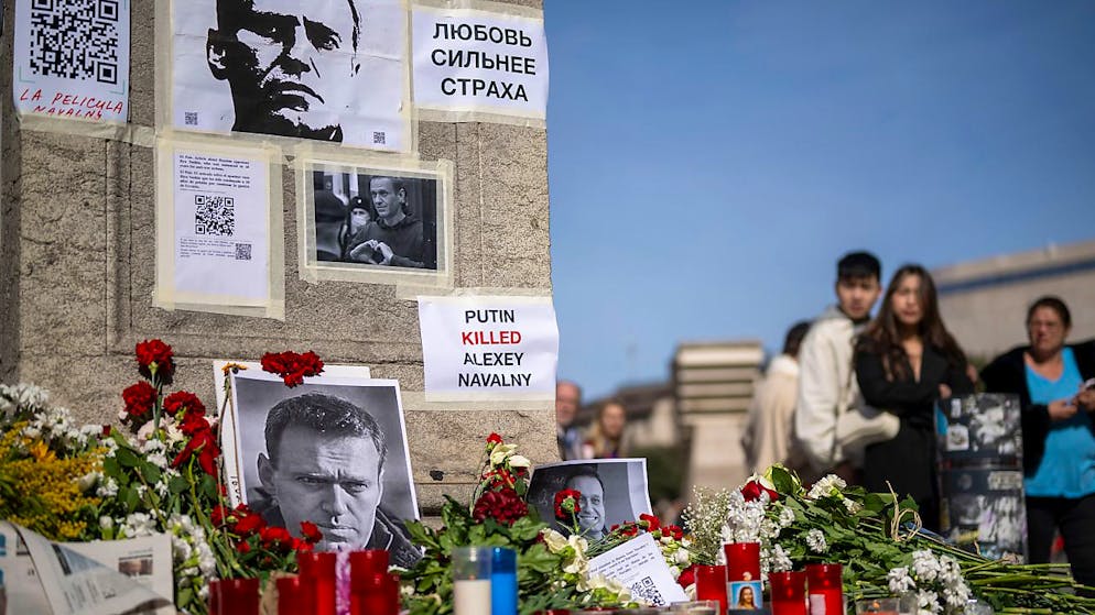 Ein von russischen Bürgern improvisiertes Mahnmal für den Tod von Nawalny. Kremlgegner Alexej Nawalny starb am 16.02.2024 im Alter von 47 Jahren nach Angaben der Justiz in einem sibirischen Straflager. 