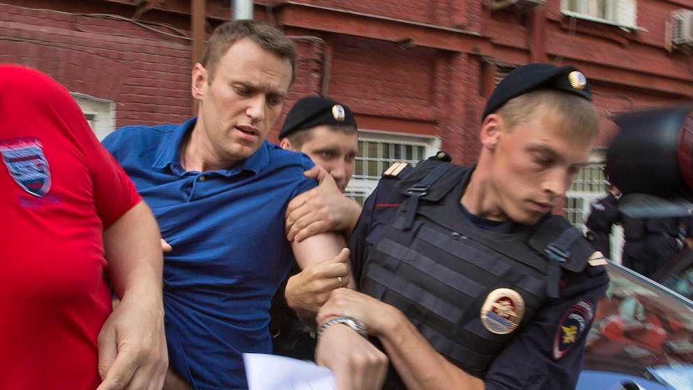 Polizeibeamte halten den russischen Oppositionsführer Alexej Nawalny (l.) im Juli 2013 fest.
