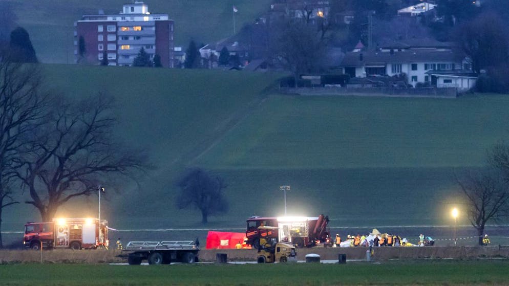 Feuerwehrautos stehen bei der Absturzstelle rund um ein abgestürztes Kleinflugzeug am Sonntag in Grenchen. Von den zwölf Insassen konnten alle elf Fallschirmspringer das Kleinflugzeug verlassen und sicher am Boden landen. Über den Zustand des Piloten war zunächst nichts bekannt.