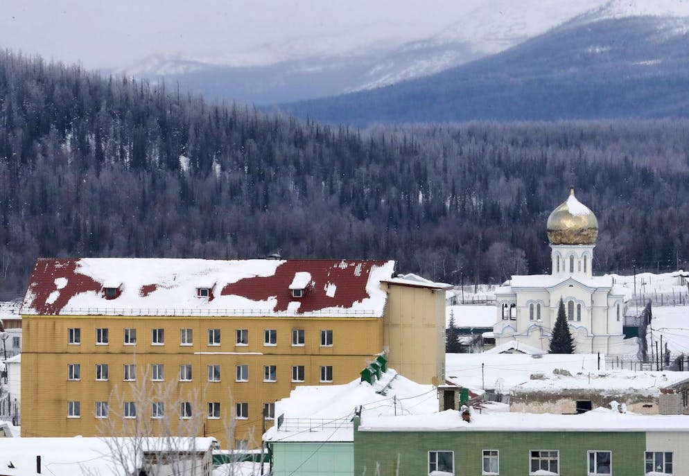 Veduta generale di una chiesa (a destra) per i detenuti della colonia penale IK-3, dove il leader dell'opposizione russa Alexei Navalny ha scontato il suo periodo di detenzione e dove è morto, nell'insediamento di Kharp vicino a Salekhard, nella regione di Yamal-Nenets, Russia, 18 febbraio 2024.
