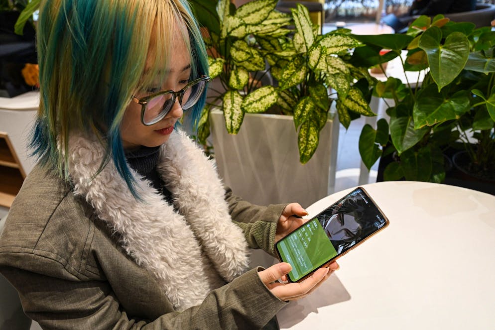 Pour entretenir une relation sentimentale, Wang Xiuting préfère utiliser Wantalk, l'application du géant chinois de l'internet Baidu, qui propose des compagnons de conversation générés par l'intelligence artificielle.