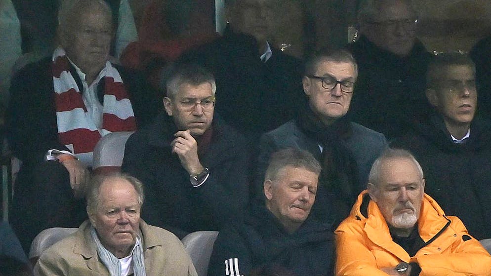 Ratlose Gesichter in der Münchner Führungsetage während dem Spiel in Bochum.