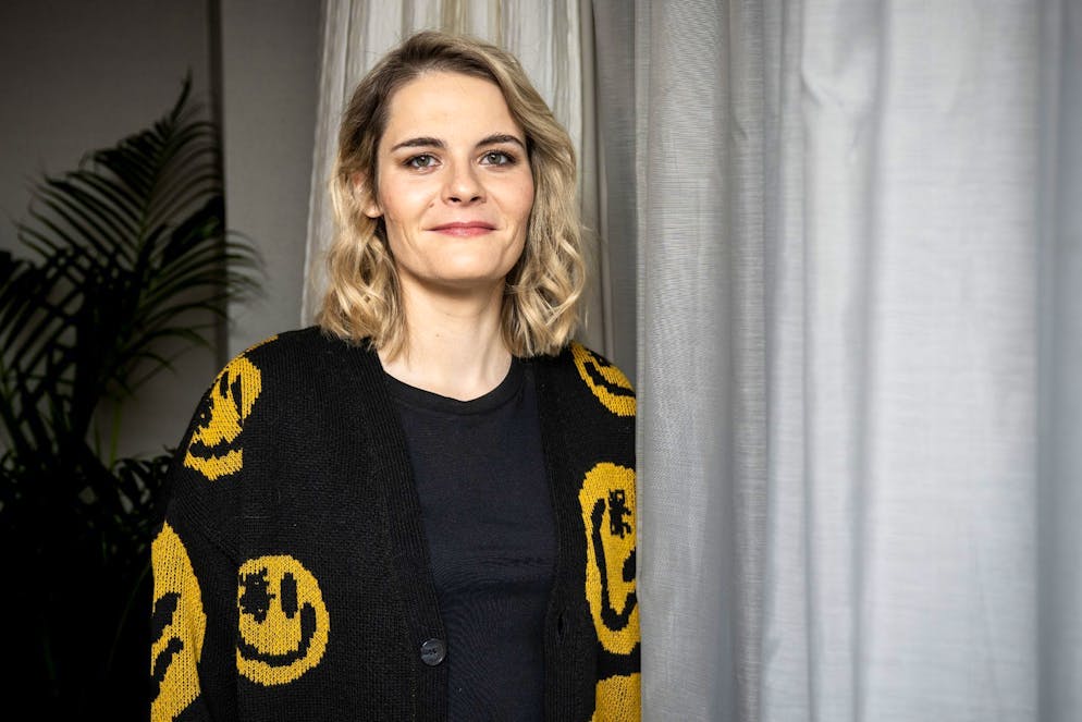 Hazel Brugger ist zweifache Mutter. Nun zieht sie mit ihrer Familie raus aus der Stadt in ein eigenes Haus.