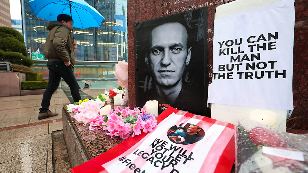 Beileidsbekundungen für Alexej Nawalny vor einem Denkmal mit einem Werk des verstorbenen russischen Dichters Puschkin in Seoul. Foto: yonhap/dpa