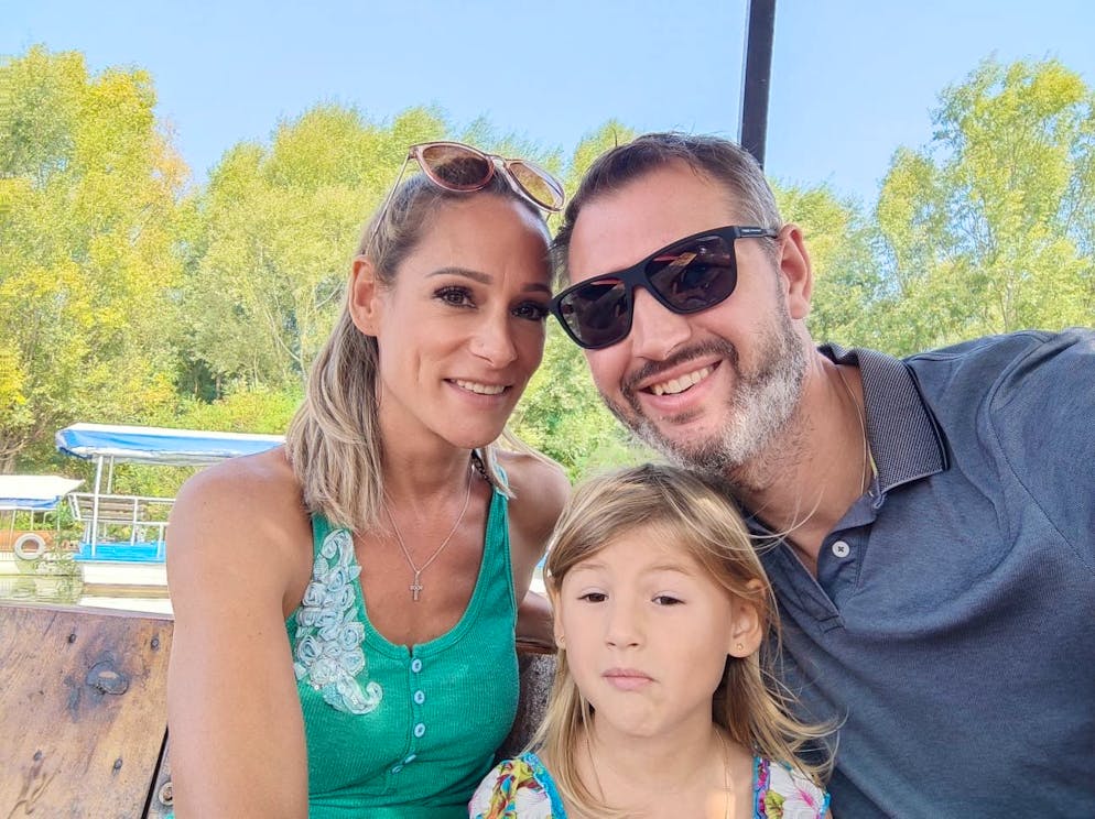 «Adieu Heimat»: Die Aargauer Familie Mäder ist nach Montenegro ausgewandert. In Montenegro haben die Mäders mehr Zeit für die Familie und besseres Wetter. Hier im Bild mit Tochter Freyja. Die Aargauer fühlen sich in ihrer neuen Heimat wohl. Die Menschen sind sehr herzlich und hilfsbereit, das schätzen die Auswanderer. 