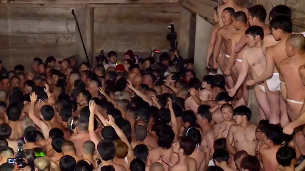 Kurioses aus Japan. Nackt-Festival gehen die Teilnehmer aus