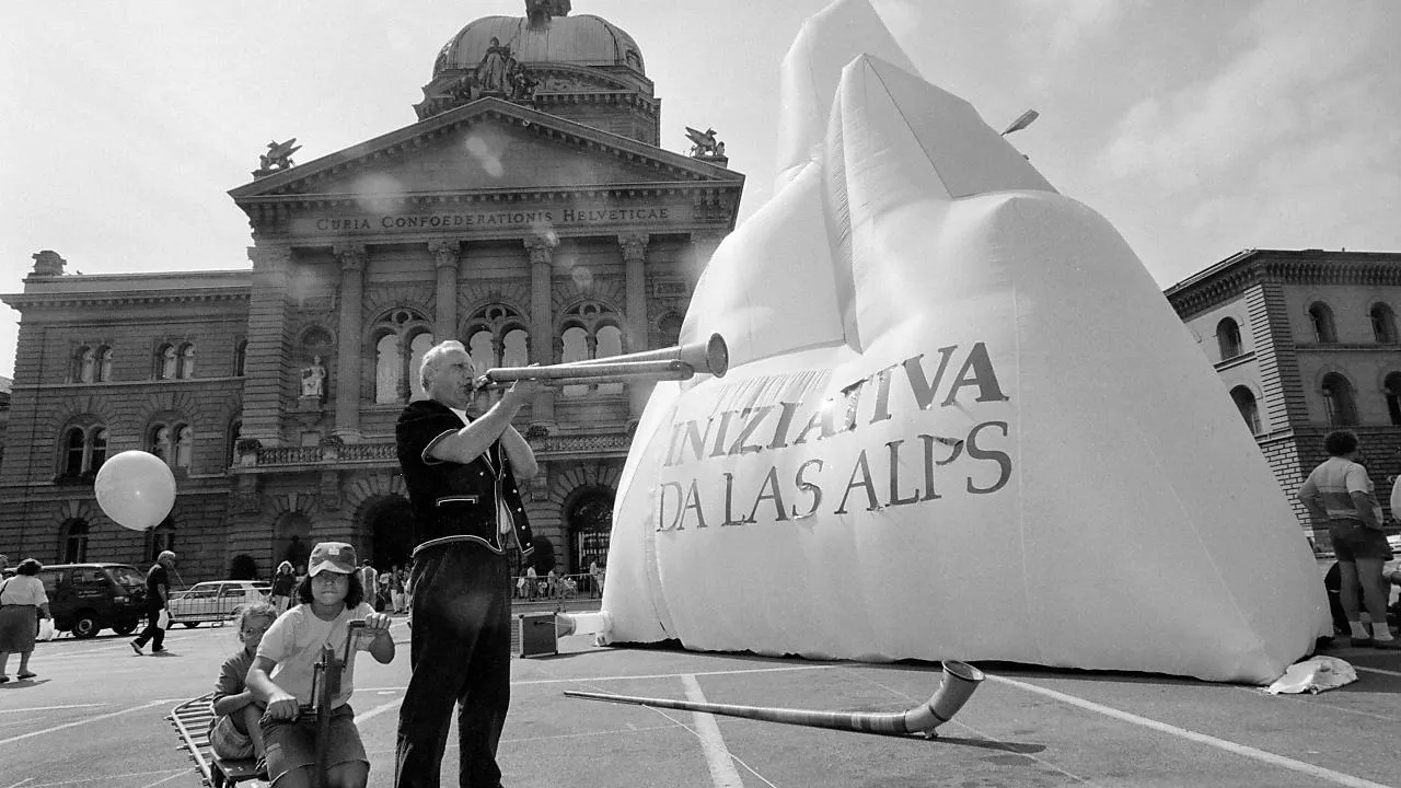 Alpenschutz. Vor 30 Jahren wurde die Alpen-Initiative angenommen