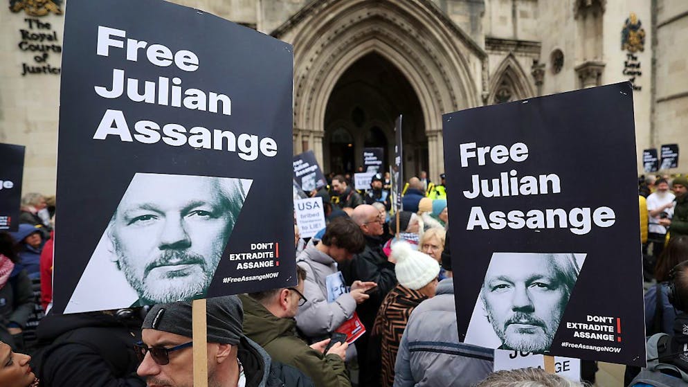 Wikileaks. L'Alta Corte prende tempo, Assange con un piede già negli Stati Uniti?