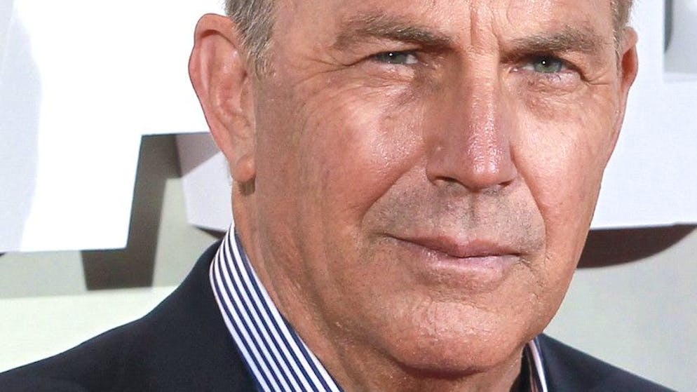 Dopo un'aspra battaglia legale. Kevin Costner divorzia ufficialmente: ecco l'assegno mensile che deve all’ex moglie