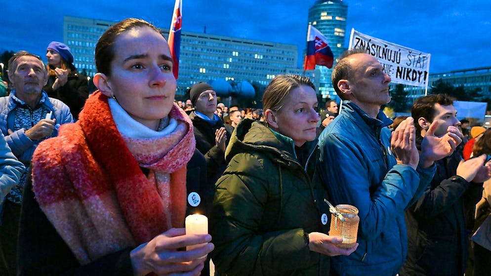 Menschen versammeln sich während einer Gedenk- und Protestkundgebung anlässlich des 6. Jahrestages des Mordes an dem Journalisten Kuciak und seiner Verlobten. Foto: ?Alek Václav/CTK/dpa