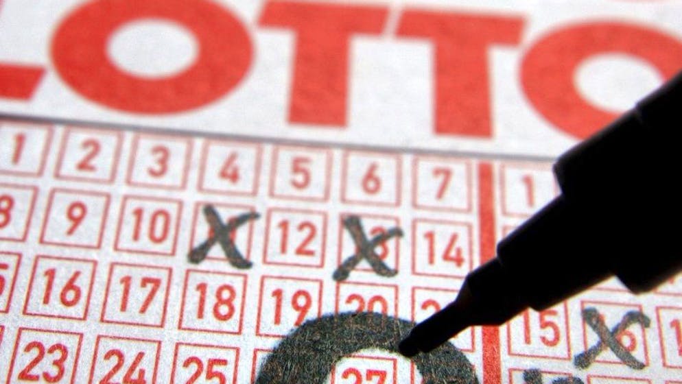 Wer kriegt das Geld?. Paar knackt Millionen-Jackpot – und zerstreitet sich dann komplett