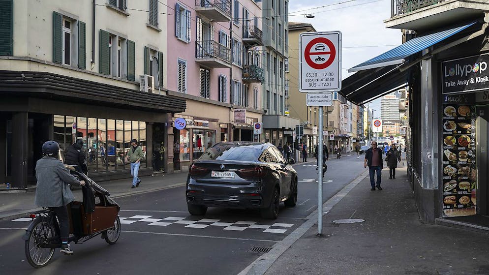 Zurigo. Oltre 17mila multe in un mese per auto sulla Langstrasse nonostante il divieto
