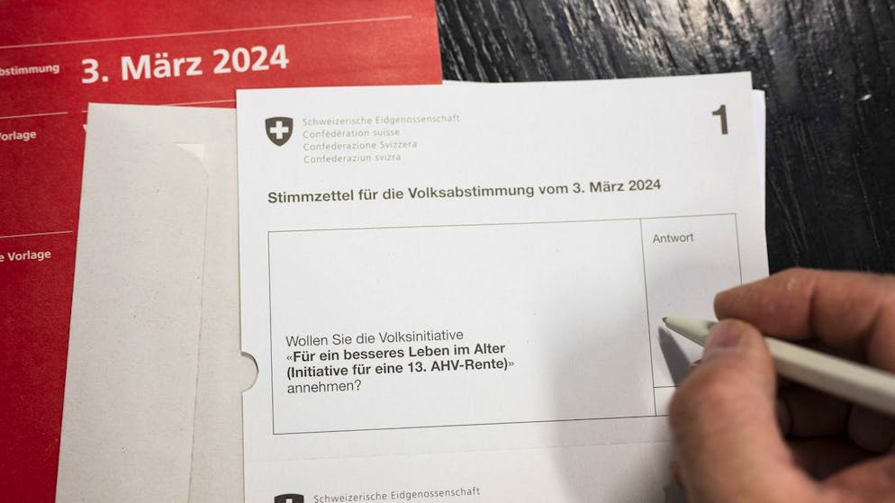 Ein Stimmzettel zur Abstimmung für ein besseres Leben im Alter (Initiative für eine 13. AHV-Rente).