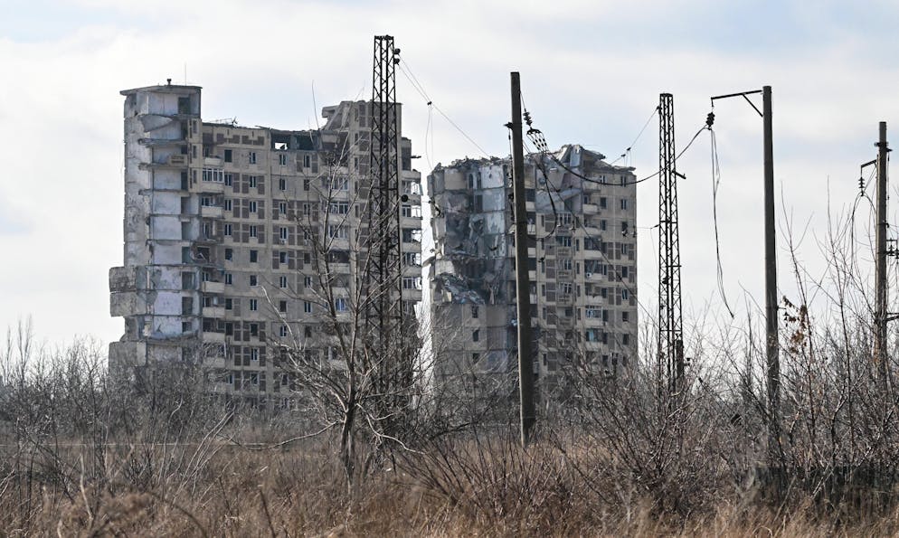 Uno dei pochi edifici ancora rimasti in piedi a Awdijiwka, conquistata qualche giorno fa da Mosca