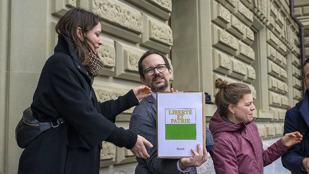 La copresidente del Ps, Mattea Meyer, e il presidente dei Verdi, Balthasar Glättli, alla consegna delle firme.