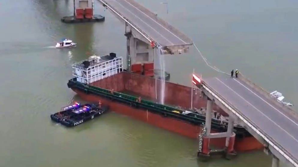 Mindestens zwei Menschen sind infolge des Unfalls ums Leben gekommen.