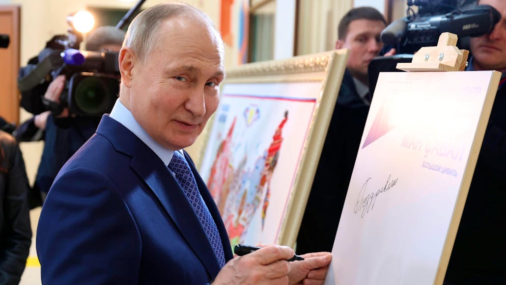 Wladimir Putin hinterlässt am 22. Februar beim Besuch des Zentrums für kulturelle Entwicklung im russischen Ziwilsk ein Autogramm.