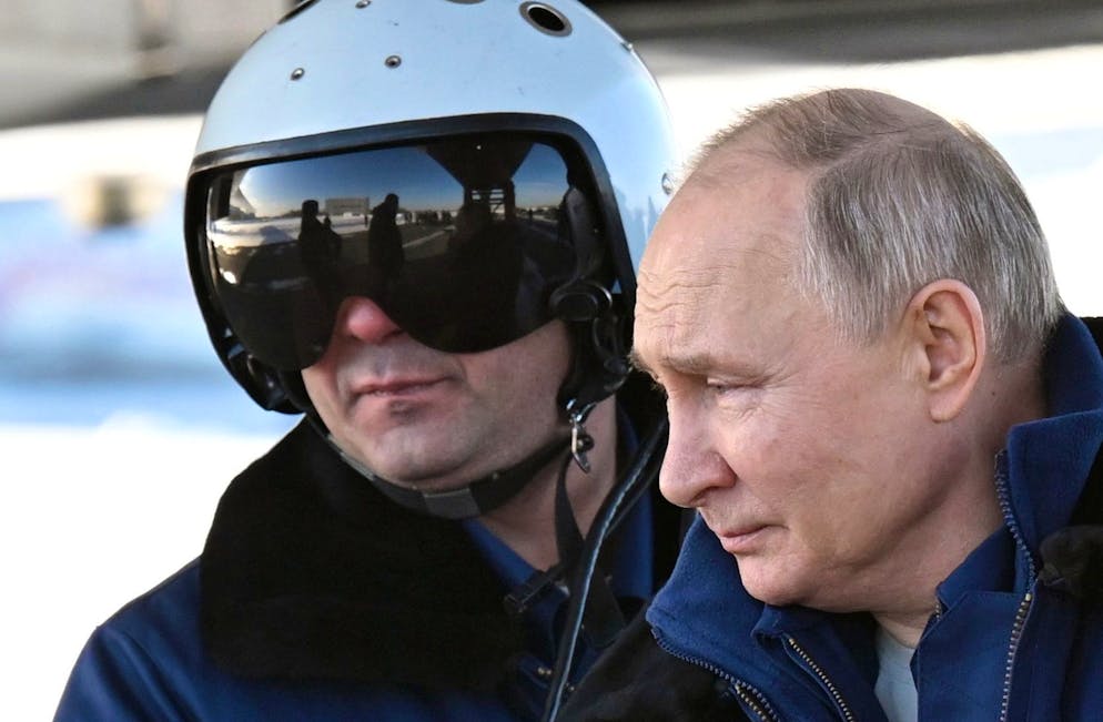 Wladimir Putin (rechts) setzt sich ins Bild, bevor er am 22. Februar in Kasan einen Interkontinental-Bomber vom Typ Tu-160M besteigt und sich beim Fliegen fotografieren lässt.