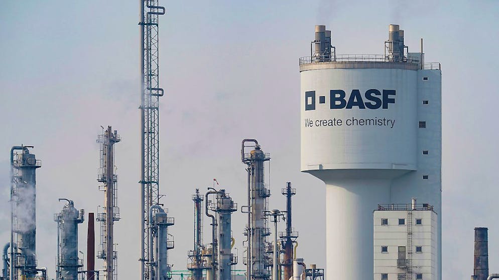 BASF, en crise depuis la hausse des prix de l'énergie, a dévoilé un nouveau plan de réduction des coûts sur son siège allemand de Ludwigshafen, prévoyant 1 milliard d'euros (environ 950 millions de francs) d'économies supplémentaires d'ici 2026, avec des suppressions de postes. (DPA/Uwe Anspach)