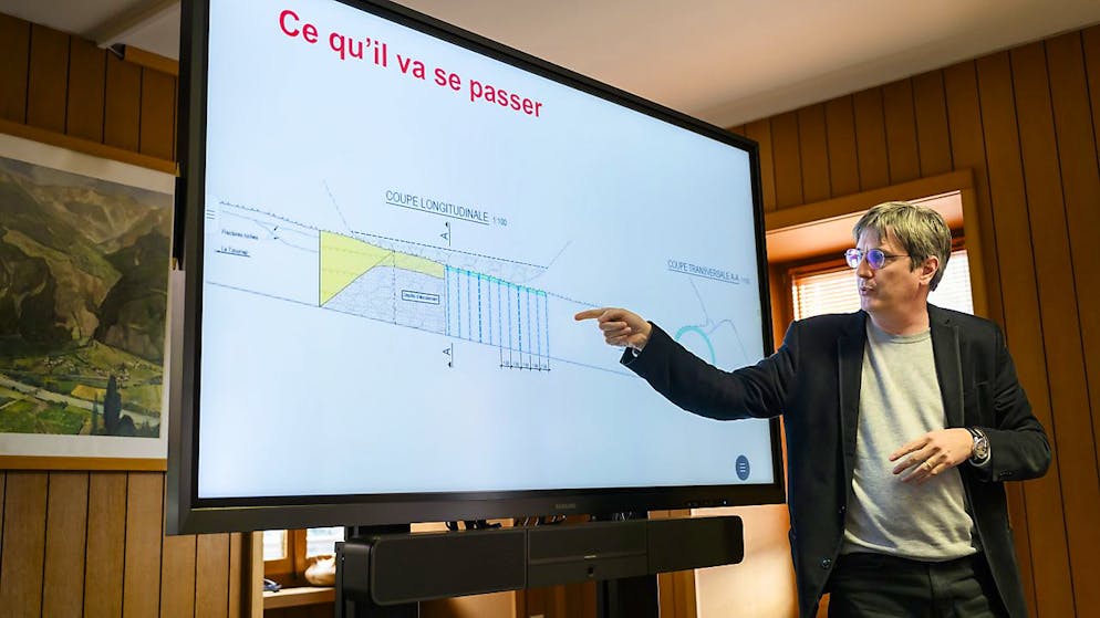 Les travaux de remise en état du tunnel de la Becque qui s'est effondré début février sont prévus en deux phases, a expliqué Vincent Pellissier, chef du service valaisan de la mobilité.