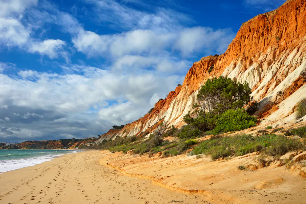 Die Tripadvisor-Nutzer*innen sind sich einig: Der schönste Strand weltweit ist der Falésia Beach an der Algarve in Portugal.