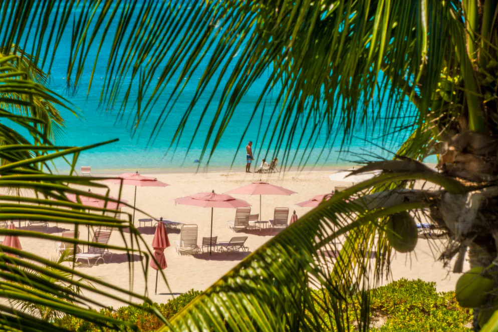 Der lange Grace Bay Beach auf den Turks- und Caicosinseln ist laut der Tripadvisor-Community «noch nicht überfüllt» und «nicht zu bebaut». Ausserdem sei er sehr familienfreundlich, man könne hier wunderbar entspannen.