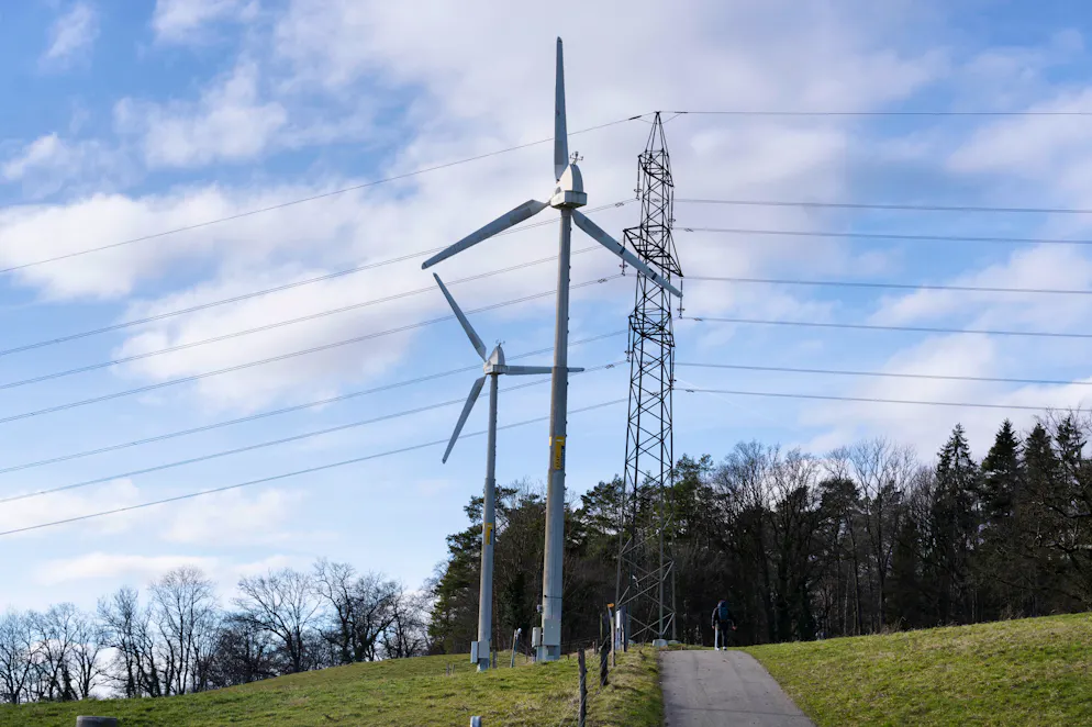 Die Schweiz zahlt «deutlich» zu hohe Nutzungsgebühren beim Strom, kritisiert der Preisüberwacher.
