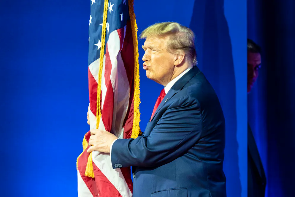 Donald Trump raramente risparmia intermezzi bizzarri durante le sue apparizioni.