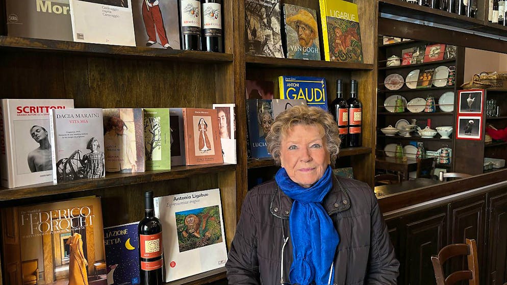 Produzione - L'autrice italiana Tasia Marinei sta di fronte a un muro con i suoi libri a Roma.  Foto: Robert Messer/dpa