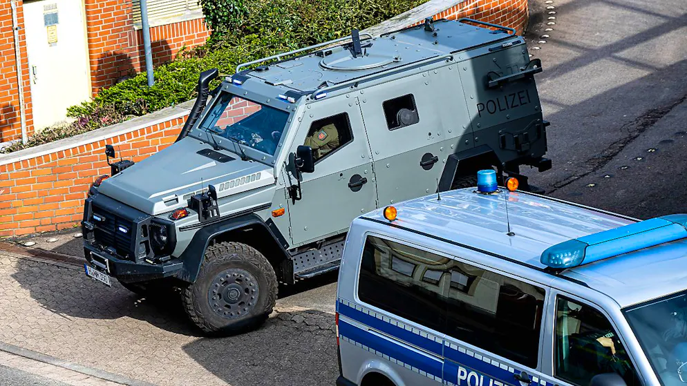dpatopbilder - Ein gepanzertes Fahrzeug der Polizei verlässt den Hof des Amtsgerichts in Verden. Foto: Sina Schuldt/dpa