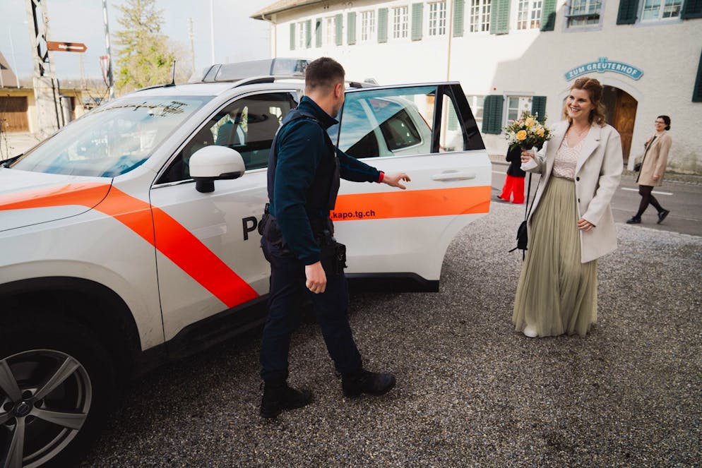 Freund und Helfer für das Brautpaar: die Kantonspolizei Thurgau im Einsatz.