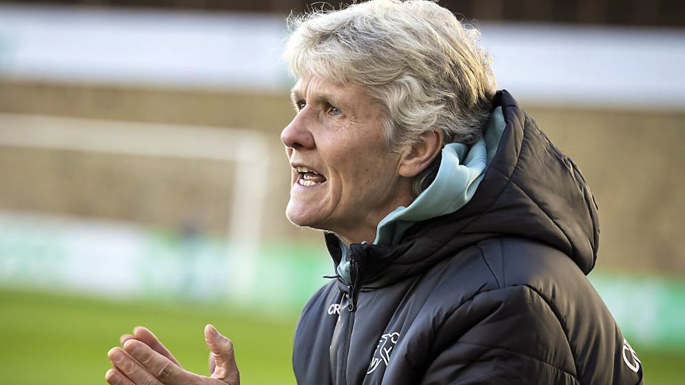 Pia Sundhage muntert ihr Team auf.