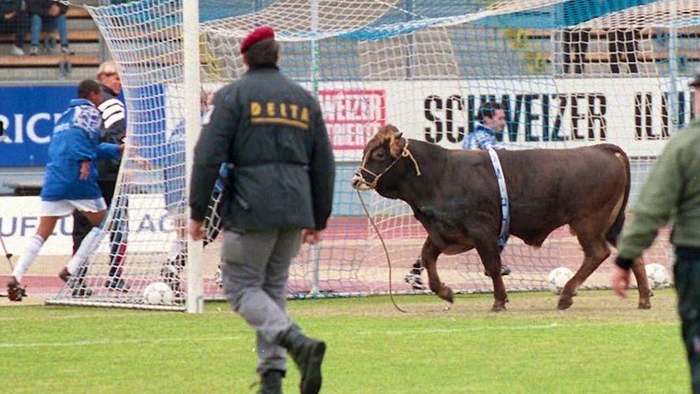Maradona jagt Spieler über den Platz.