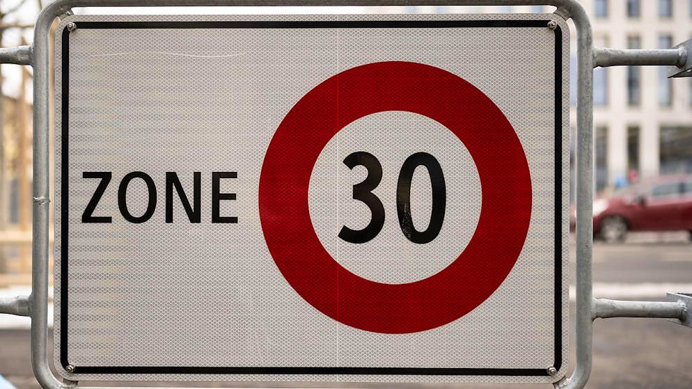 In einer Referendumsabstimmung entscheidet Boswil AG über Tempo 30. Die Abstimmungsfrage ist jedoch verwirrend: Der Gemeinderat lässt darüber abstimmen, ob man das Referendum eines Tempo-30-Gegners annehmen will oder nicht. Wer für Tempo 30 ist, muss folglich Nein schreiben.