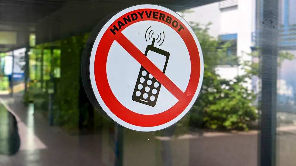 «Geht nicht». Schüler muss Handy abgeben – Vater schaltet Anwalt ein