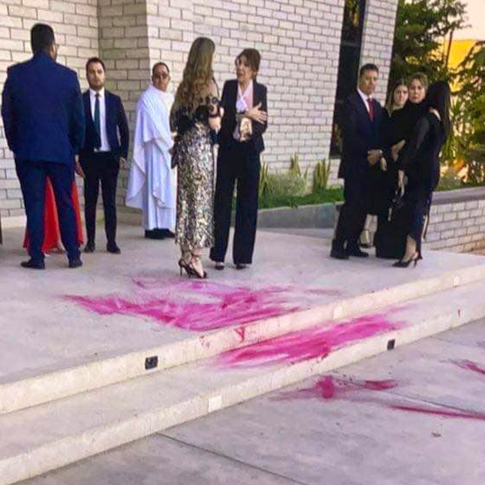 So sah es nach dem Farbangriff vor der Kirche aus. 