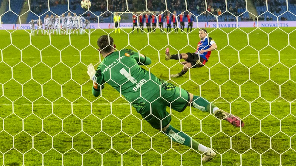 Keine Liebe: Basels Fabian Frei und der Rasen im Stadion St. Jakob-Park.