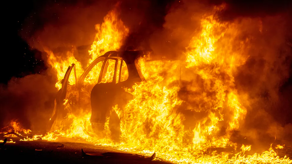 Gesamter Wagen in Flammen. Mann fährt mit 1,7 Promille in brennendem Auto