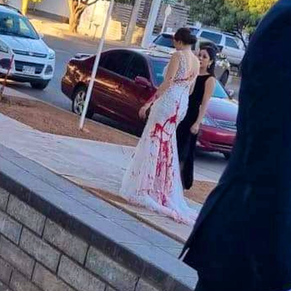 Weiss wird plötzlich rot: Dieses Bild von der Hochzeit teilte ein Augenzeuge nach einem Farbanschlag in Mexiko. 