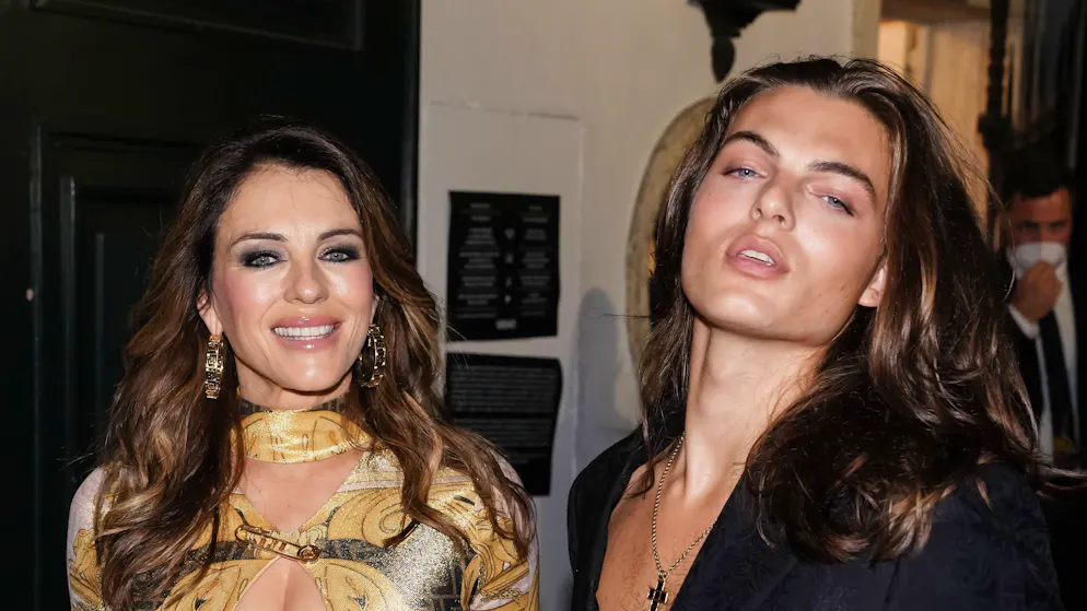 21-Jähriger koordiniert Sex-Szenen. Liz Hurley dreht Erotikfilm – mit ihrem Sohn hinter der Kamera