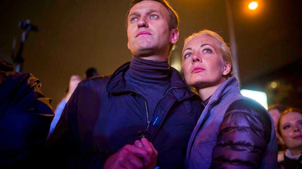 ARCHIV - Der russische Oppositionsführer Alexej Nawalny (l) und seine Frau Julia Nawalnaja nach einer Kundgebung. Nach Behördenangaben ist Nawalny am .16. Februar 2024 in einem sibirischen Straflager ums Leben gekommen. Foto: Evgeny Feldman/AP/dpa