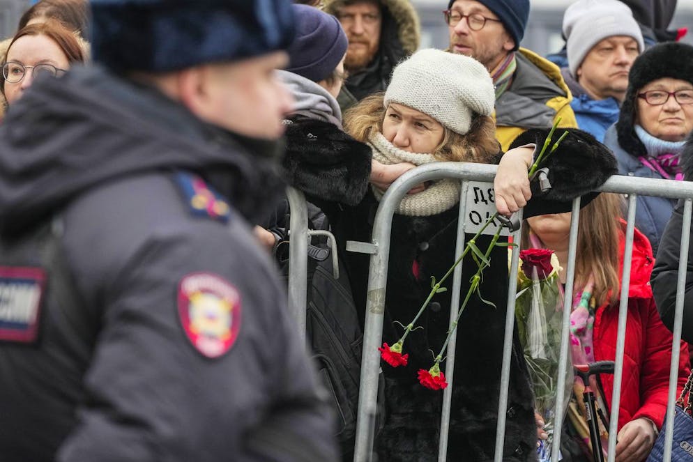 In migliaia ai funerali dell'oppositore russo Navalny. Presenti, per sicurezza, anche diverse unità di forze di polizia.