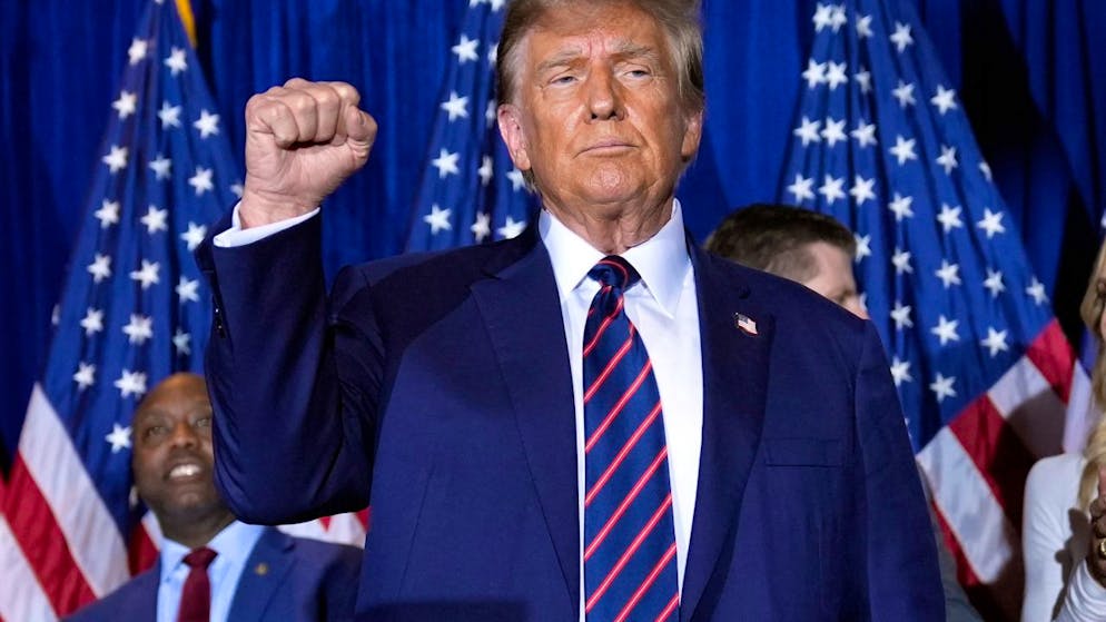 ARCHIV - Ex-Präsident Trump auf einer Vorwahl-Party. Bei mehreren der gegen ihn anstehenden Strafprozesse steht auf der Kippe, wann und ob sie überhaupt starten können. Foto: Matt Rourke/AP/dpa