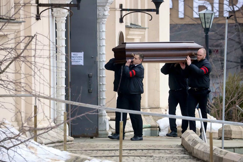 In migliaia ai funerali dell'oppositore russo Navalny. Sono stati in pochi, tra famigliari e amici intimi, ad essere ammessi in chiesa per la cerimonia di addio all'oppositore russo.