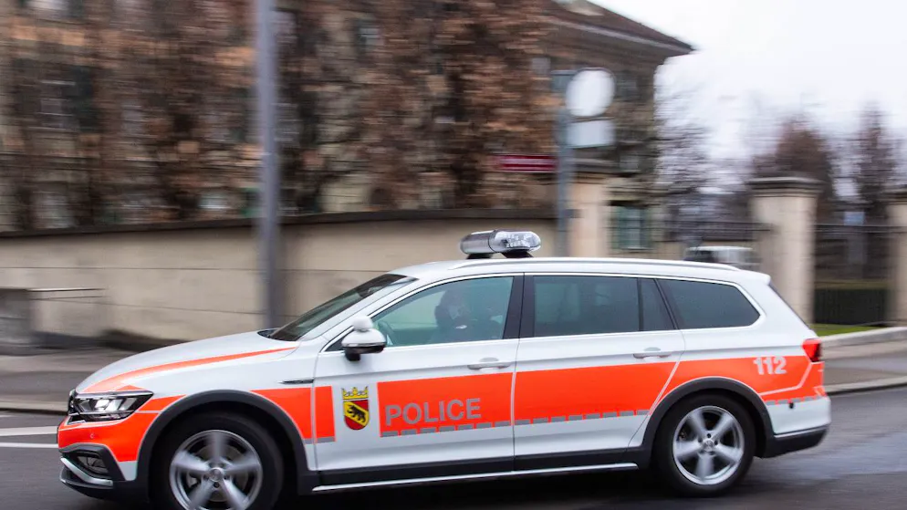Beamte der Kantonspolizei Bern haben eine unfreundliche Geste nicht auf sich sitzen lassen.