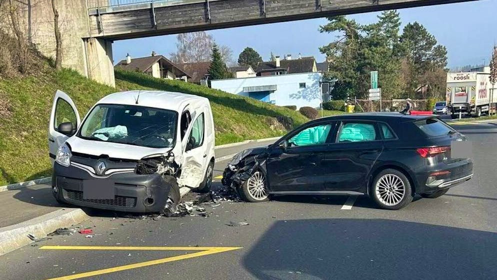 Der Lenker des dunklen Autos geriet in Sins AG auf die Gegenfahrbahn und kollidierte mit dem korrekt entgegenkommenden weissen Fahrzeug.